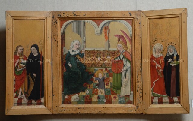 Triptychon, a középképen az Infantia Christi, a szárnyakon szentek ábrázolásával